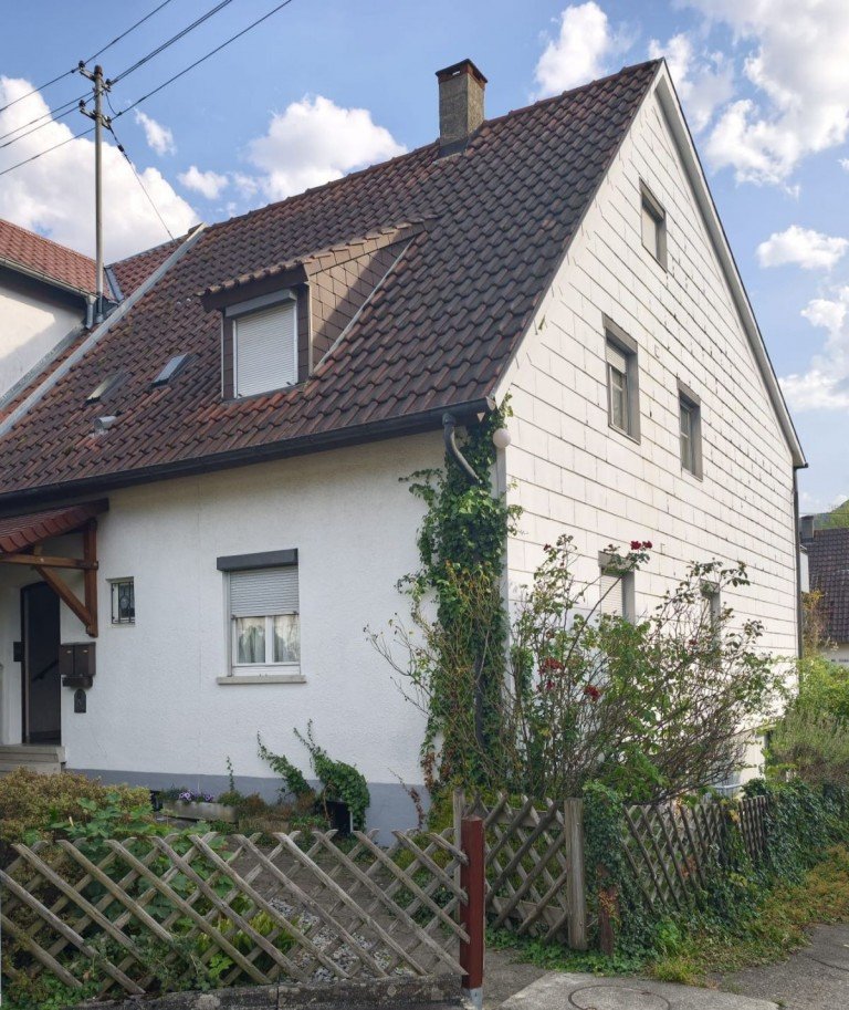 Hausansicht Kuchen Zweifamilienhaus Wohnen in beliebter Wohnlage � Zweifamilienhaus mit Garten und Garage
