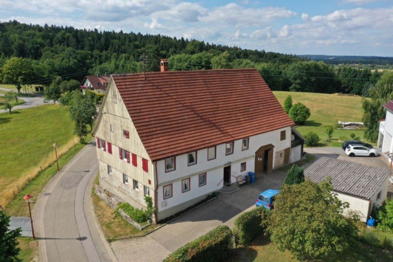 Hausansicht Gschwend Mehrfamilienhaus Haus mit Potential f�r 3 Wohnungen in ruhiger Ortsrandlage - Garage - Keller