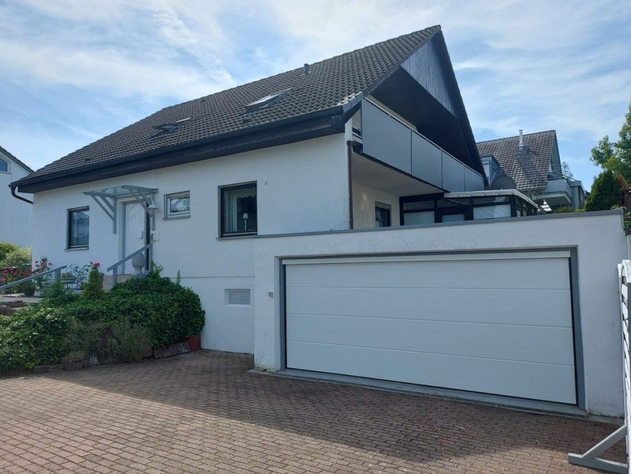 Hausansicht mit Doppelgarage Mehrfamilienhaus Erdmannhausen