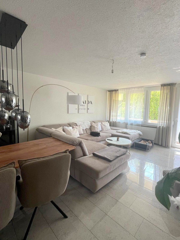 Wohnzimmer Crailsheim Etagenwohnung Modernisierte 4-Zimmer-Wohnung mit Balkon, Aufzug und Tiefgarage in Crailsheim