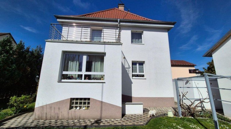 Hausansicht Salach Einfamilienhaus 2 H�user mit 2 Einbauk�chen, Garagen und Garten