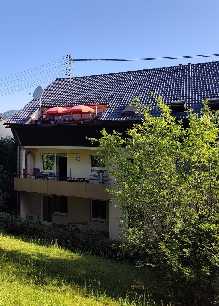 Hausansicht Murrhardt Dachgeschosswohnung Modernisierte 3-Zimmer-Dachgeschosswohnung mit Balkon und Au�enstellplatz