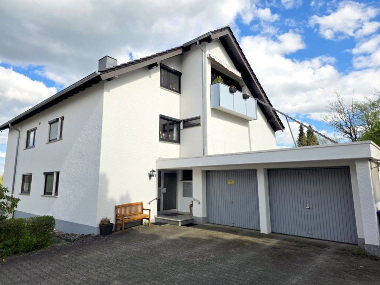 Hausansicht Gschwend Mehrfamilienhaus Attraktive Kapitalanlage: Gepflegtes Mehrfamilienhaus mit 7 Wohneinheiten & optionaler Bauplatz