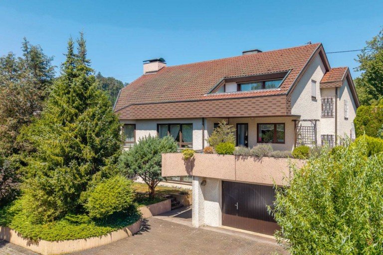 Hausansicht Murrhardt Einfamilienhaus Familienidylle in ruhiger Lage � Einfamilienhaus mit zwei Einliegerwohnungen � 5 Garagen � Garten