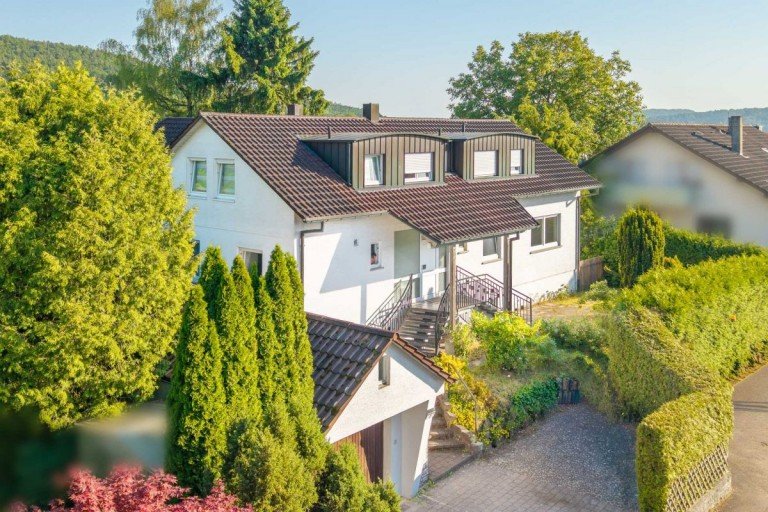 Hausansicht Rudersberg Mehrfamilienhaus Attraktives Generationenhaus oder Kapitalanlage in Rudersberg mit 3 Wohneinheiten, Garten und Garage